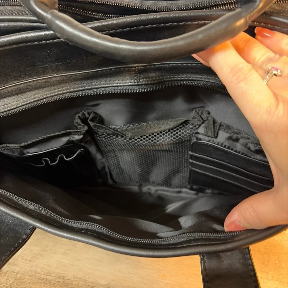 Samsonite Black Leather Expandable Briefcase Laptop 17 inch Business Travel